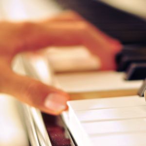 班花趴下让我桶她屁股眼
