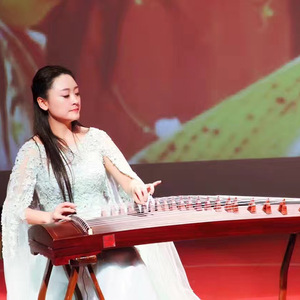 班花趴下让我桶她屁股眼
