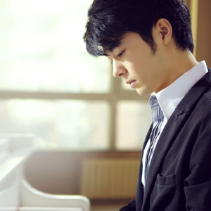 班花趴下让我桶她屁股眼
